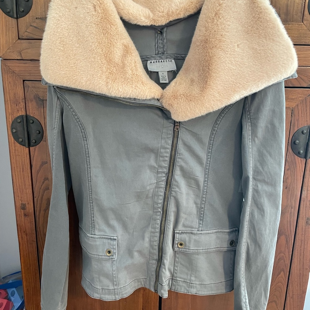 Great light weight jacket with soft faux fur detachable collar. Anthro size XL.